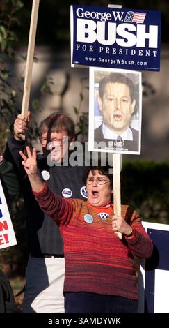 26 novembre 2000 - FRANCOBOLLO, Stati Uniti - KRT LA NOTIZIA degli Stati Uniti È SLUGGED: ELN-PRESIDENT KRT FOTOGRAFIA DI CHUCK KENNEDY/KRT (novembre 26) WASHINGTON, D.C. - i sostenitori del candidato presidenziale George W. Bush protestano fuori dalla residenza del vicepresidente al Gore a Washington D.C. domenica 26 novembre 2000. (KRT) PL BL KD 2000 (Vert) (mvw) (immagine di credito: © PHOTOGNOSOURCE/mct/ZUMAPRESS.com) Foto Stock