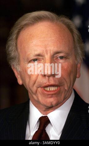 26 novembre 2000 - FRANCOBOLLO, Stati Uniti - KRT LA NOTIZIA degli Stati Uniti È BLOCCATA: IL PRESIDENTE ELN KRT FOTOGRAFIA DI CHUCK KENNEDY/KRT (novembre 26) WASHINGTON, D.C. - il candidato democratico alla vicepresidenza, il senatore Joe Lieberman, fa delle osservazioni all'Hay Adams Hotel a Washington DC, in seguito alla certificazione dei voti in Florida. La campagna presidenziale ora si sposterà nei tribunali, compresa la Corte Suprema degli Stati Uniti, dove sono previste discussioni per la prossima settimana. (KRT) PL BL KD 2000 (Vert) (mvw) (immagine di credito: © PHOTOGNOSOURCE/mct/ZUMAPRESS.com) Foto Stock