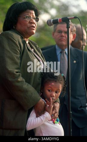 26 novembre 2000 - FRANCOBOLLO, Stati Uniti - KRT LA NOTIZIA degli Stati Uniti È SFUGGITA: FOTO DEL PRESIDENTE ELN KRT DI CARL JUSTE/MIAMI HERALD (SUN SENTINEL- SOUTH FLORIDA OUT) (novembre 26) MIAMI, FL -- la deputata Carrie Meek (D-FLA) si rivolge a una folla di circa duecento persone riunite per mostrare il loro sostegno per il biglietto Gore/Liberman in una manifestazione al Stephen P. Clark Government Center, nel centro di Miami domenica 26 novembre 2000. (MI) PL KD BL 2000 (Vert) (mvw) -- NO MAGS, NO SALES (immagine di credito: © Miami Herald/mct/ZUMAPRESS.com) Foto Stock