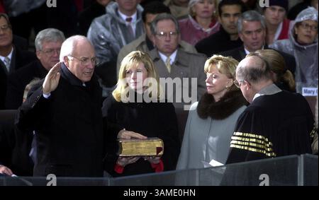 20 gennaio 2001 - FRANCOBOLLO, Stati Uniti - (KRT2) KRT US NEWS STORY SLUGGED: INAUGURAZIONE KRT PHOTOGRAPH BY GEORGE BRIDGES/KRT (20 gennaio) WASHINGTON, DC-- Richard Cheney presta giuramento come Vice Presidente degli Stati Uniti dal Chief Justice William H. Rehnquist sui gradini del Campidoglio degli Stati Uniti a Washington, DC sabato 20 gennaio 2001. Figlia Mary, a sinistra, e moglie Lynne guardano. (KRT) AP PL KD BL 2000 (Horiz) (lde) (foto aggiuntive disponibili su KRT Direct, KRT/PressLink o su richiesta) (immagine di credito: © PHOTOGNOSOURCE/mct/ZUMAPRESS.com) Foto Stock