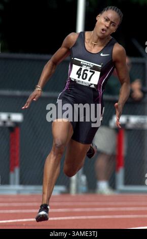 23 giugno 2001 - Stati Uniti - LA STORIA DELLO SPORT del KRT È SLUGGED: TRACK KRT PHOTOGRAPHY BY DEAN RUTZ/SEATTLE TIMES (23 giugno) EUGENE, OR -- Marion Jones ha fatto 22,23 corse nelle semifinali di 200 metri agli US Outdoor Track Championships di Eugene, Oregon, è la più veloce al mondo quest'anno. (Se) NC KD BL 2001 (Vert) (mvw) -- NO MAGS, NO SALES (immagine di credito: © Seattle Times/mct/ZUMAPRESS.com) Foto Stock