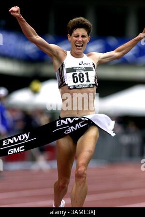 24 giugno 2001 - Stati Uniti - KRT SPORTS STORY SLUGGED: TRACK KRT PHOTOGRAPH BY DEAN RUTZ/SEATTLE TIMES (24 giugno) EUGENE, OR-- Marla Runyan rompe il nastro per vincere i 5.000 metri del titolo femminile agli US Outdoor Track Championships di Eugene, Oregon domenica 24 giugno 2001. Runyan resistette ad una sfida tardiva di Regina Jacobs che stava tentando una tripla vittoria al Meet. Il tempo di vittoria di Runyan era 15:08.03. (KRT) NC KD BL 2001 (Vert) (lde) -- NO MAGS, NO SALES (immagine di credito: © Seattle Times/mct/ZUMAPRESS.com) Foto Stock