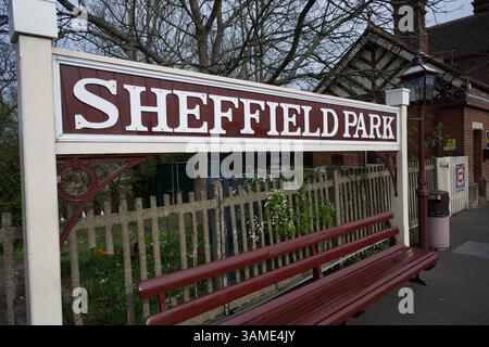 Cartello e panca della stazione di Sheffield Park presso la stazione di Sheffield Park - Bluebell Railway - East Sussex UK Foto Stock