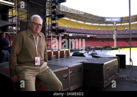 2 ottobre 2001 - Stati Uniti - (KRT5) KRT US NEWS STORY SLUGGED: ATTACKS-CONCERT KRT PHOTOGRAPH BY VICKI VALERIO/PHILADELPHIA INQUIRER (19 ottobre) WASHINGTON, DC-- Larry Magid, of Clear Channel Entertainment at RFK Stadium in Washington, D.C., venerdì 19 ottobre 2001, in preparazione del concerto di otto ore di domenica ''United We Stand'' con Michael Jackson, Aerosmith, 'N Sync, The Backstreet Boys, Ricky Martin Sean ''P. Diddy'' Combs, Mariah Carey e altri ancora. (PH) AP BL NC KD 2001 (Horiz) (lde) (foto aggiuntive disponibili su KRT Direct, KRT/NewsCom o su richiesta) (immagine di credito: © Philadelphia in Foto Stock