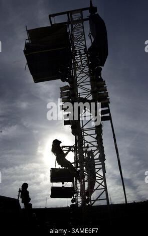 2 ottobre 2001 - Stati Uniti - KRT US NEWS STORY SLUGGED: ATTACKS-CONCERT KRT PHOTOGRAPH BY VICKI VALERIO/PHILADELPHIA INQUIRER (19 ottobre) WASHINGTON, DC-- Electrician Enrique Castillo proiettori a corde su una torre sul campo dell'RFK Stadium a Washington, D.C., venerdì 19 ottobre 2001, in preparazione del concerto di otto ore di domenica 'United We Stand' con Michael Jackson, Aerosmith, 'N Sync, The Backstreet, Martin Boys Sean ''P. Diddy'' Combs, Mariah Carey e altri ancora. (PH) BL NC KD 2001 (Vert) (lde) (immagine di credito: © Philadelphia Inquirer/mct/ZUMAPRESS.com) Foto Stock