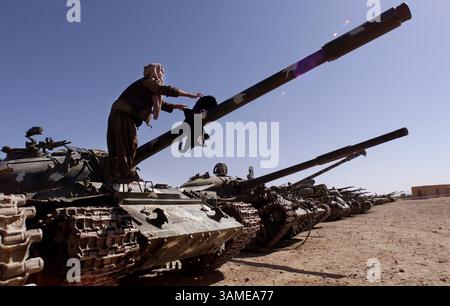 17 gennaio 2002 - Stati Uniti - KRT WORLD NEWS STORY SLUGGED: ATTACKS-AFGHANARMY KRT FOTOGRAFIA DI TOM PENNINGTON/FORT WORTH STAR TELEGRAM (DALLAS OUT) (15 febbraio) KANDAHAR, AFGHANISTAN -- Hani FIA appende il suo bucato per asciugare dalla canna di un carro armato al campo 7 fuori Kandahar, Afghanistan, martedì 12 febbraio 2002. Il campo sarà utilizzato come centro di addestramento per un nuovo esercito nazionale che sarà separato e indipendente dalle milizie ora dominate dai militari. (FT) NC KD BL 2002 (HORIZ.) (kn) (immagine di credito: © Fort Worth Star-Telegram/mct/ZUMAPRESS.com) Foto Stock