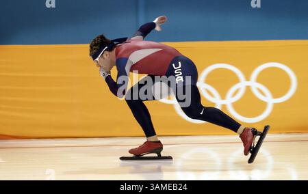 7 febbraio 2002 - Stati Uniti - KRT SPORTS STORY SLUGGED: OLYMPICS KRT PHOTOGRAPH BY WILLIAM MEYER/MILWAUKEE SENTINEL (CHICAGO E WISCONSIN IN USCITA FINO al 21 febbraio) (7 febbraio) KEARNS, UT--- il pattinatore di velocità americano Marc Pelchat pattina oltre gli anelli olimpici mentre si allena sull'Olympic Oval di Kearns, Utah, per le Olimpiadi invernali del 2002 giovedì 7 febbraio 2002. (MW) NC KD BL 2002 (Horiz) (lde) (immagine di credito: © PHOTOGNOSOURCE/mct/ZUMAPRESS.com) Foto Stock