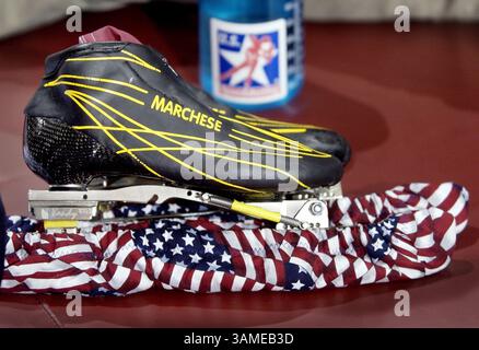 7 febbraio 2002 - Stati Uniti - KRT SPORTS STORY SLUGGED: OLYMPICS KRT PHOTOGRAPH BY WILLIAM MEYER/MILWAUKEE SENTINEL (CHICAGO E WISCONSIN IN USCITA FINO al 21 febbraio) (7 febbraio) KEARNS, UT--- le lame sui pattini della pattinatrice di velocità statunitense Jennifer Rodriguez sono avvolte in copertine con il materiale della bandiera americana dopo aver finito l'allenamento sull'Olympic Oval a Kearns, un sobborgo di Salt Lake City, 2002 giovedì 7 febbraio 2002. (MW) NC KD BL 2002 (Horiz) (lde) (immagine di credito: © PHOTOGNOSOURCE/mct/ZUMAPRESS.com) Foto Stock