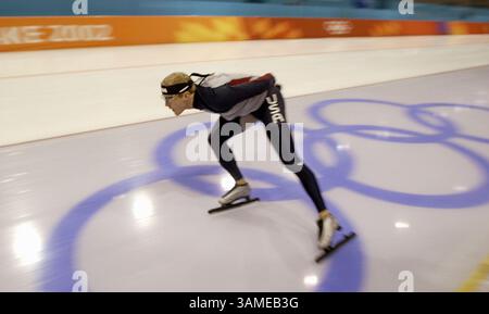 7 febbraio 2002 - Stati Uniti - KRT SPORTS STORY SLUGGED: OLYMPICS KRT PHOTOGRAPH BY WILLIAM MEYER/MILWAUKEE SENTINEL (CHICAGO E WISCONSIN IN USCITA FINO al 21 febbraio) (7 febbraio) KEARNS, UT--- pattinatore di velocità statunitense Casey FitzRandolph, da Verona, Wisconsin, pattina sugli anelli olimpici mentre si allena sull'Olympic Oval di Kearns, Utah, per le Olimpiadi invernali del 2002 giovedì 7 febbraio 2002. (MW) NC KD BL 2002 (Horiz) (lde) (immagine di credito: © PHOTOGNOSOURCE/mct/ZUMAPRESS.com) Foto Stock