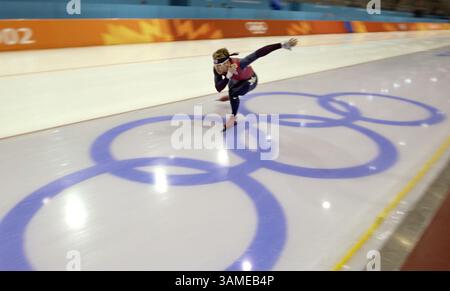 7 febbraio 2002 - Stati Uniti - KRT SPORTS STORY SLUGGED: OLYMPICS KRT PHOTOGRAPH BY WILLIAM MEYER/MILWAUKEE SENTINEL (CHICAGO E WISCONSIN IN USCITA FINO al 21 febbraio) (7 febbraio) KEARNS, UT--- pattinatore di velocità americano Marc Pelchat pattina sugli anelli olimpici mentre si allena sull'Olympic Oval di Kearns, un sobborgo di Salt Lake City, per le Olimpiadi invernali del 2002 di giovedì 7 febbraio 2002. (MW) NC KD BL 2002 (Horiz) (lde) (immagine di credito: © PHOTOGNOSOURCE/mct/ZUMAPRESS.com) Foto Stock