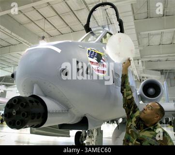 15 FEBBRAIO 2002 - STATI UNITI - KRT LA NOTIZIA DEGLI STATI UNITI È SLUGGED: ATTACKS-LETSROLLLOGO KRT FOTO DI KEITH MYERS/KANSAS CITY STAR (15 FEBBRAIO) WHITEMAN AIR FORCE BASE, MO -- TECH. Il sergente Dale Taylor svela lo slogan ''Let's Roll'' in un venerdì A-10, 15 febbraio 2002. (KC) NC KD BL 2002 (Horiz) (gsb) (immagine di credito: © Kansas City Star/mct/ZUMAPRESS.com) Foto Stock