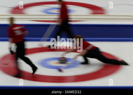 21 febbraio 2002 - Stati Uniti - KRT SPORTS STORY SLUGGED: OLY-CURLING KRT PHOTOGRAPH BY MERI SIMON/SAN JOSE MERCURY NEWS (21 febbraio) OGDEN, UT-- la squadra di curling femminile USA gioca contro il Canada nella gara di medaglia di bronzo olimpica al Ice Sheet di Ogden, Utah, giovedì 21 febbraio 2002. Il Canada ha vinto 9-5. (SJ) NC KD BL 2002 (Horiz) (lde) (immagine di credito: © San Jose Mercury News/mct/ZUMAPRESS.com) Foto Stock