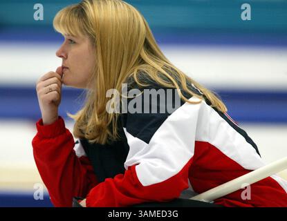 21 febbraio 2002 - Stati Uniti - KRT SPORTS STORY SLUGGED: OLY-CURLING KRT PHOTOGRAPHY BY MERI SIMON/SAN JOSE MERCURY NEWS (21 febbraio) OGDEN, UT-- US Women's Curling team Skip Kari Erickson commenta strategia in ritardo in uno sforzo perso contro il Canada nella gara olimpica di bronzo. Il Canada ha vinto 9-5 all'Ice Sheet di Ogden, Utah, giovedì 21 febbraio 2002. (SJ) NC KD BL 2002 (Horiz) (lde) (immagine di credito: © San Jose Mercury News/mct/ZUMAPRESS.com) Foto Stock