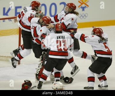 21 febbraio 2002 - Stati Uniti - NO MAGS, NO SALES -- KRT SPORTS STORY SLUGGED: OLY-HOCKEY KRT PHOTOGRAPH BY DAMON WINTER/DALLAS MORNING NEWS (21 febbraio) SALT LAKE CITY, UT-- il Team Canada celebra la sua vittoria del 3-2 sugli Stati Uniti per conquistare l'oro nell'ultima partita di hockey femminile giovedì 21 febbraio 2002 all'e Center di Salt Lake City, Utah. (DA) BL NC KD 2002 (Horiz) (lde) (immagine di credito: © Dallas Morning News/mct/ZUMAPRESS.com) Foto Stock