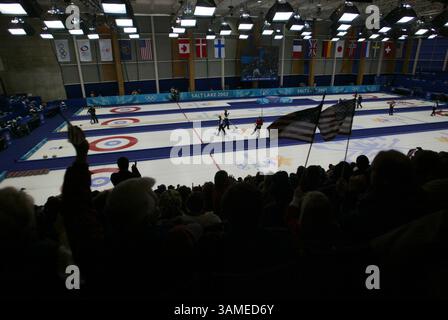 21 febbraio 2002 - Stati Uniti - KRT SPORTS STORY SLUGGED: OLY-CURLING KRT PHOTOGRAPH BY MERI SIMON/SAN JOSE MERCURY NEWS (21 febbraio) OGDEN, UT-- la squadra statunitense di curling femminile ha avuto un grande sostegno durante la sua medaglia di bronzo olimpica con il Canada, ma hanno perso ancora 9-5 all'Ice Sheet di Ogden, Utah, giovedì 21 febbraio 2002. (SJ) NC KD BL 2002 (Horiz) (lde) (immagine di credito: © San Jose Mercury News/mct/ZUMAPRESS.com) Foto Stock