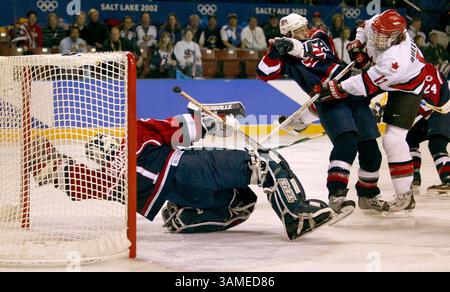 21 febbraio 2002 - Stati Uniti - KRT SPORTS STORY SLUGGED: OLY-HOCKEY KRT FOTOGRAFIA DI MERI SIMON/SAN JOSE MERCURY NEWS (21 febbraio) SALT LAKE CITY, UT-- Canadian Women's Ice Hockey l'attaccante Caroline Ouellette segna sul portiere americano Sara DeCosta durante la finale d'oro femminile di hockey giovedi 21 febbraio 2002 all'e Center di Salt Lake City, Utah. (SJ) BL NC KD 2002 (Horiz) (lde) (immagine di credito: © San Jose Mercury News/mct/ZUMAPRESS.com) Foto Stock