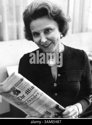 22 giugno 2002 - FRANCOBOLLO, Stati Uniti - KRT US NEWS SLUGGED: OBIT-LANDERS KRT FOTOGRAFIA DI BOB EAST/MIAMI HERALD (FORT LAUDERDALE OUT) (22 giugno) editorialista Ann Landers, mostrata in questa foto del file di ottobre 1968, il cui vero nome era Esther Lederer, è morta oggi, 22 giugno 2002. Aveva 83 anni. (MI) NC KD 2002 (Vert) (lde) (SOLO B&N) (immagine di credito: © Miami Herald/mct/ZUMAPRESS.com) Foto Stock