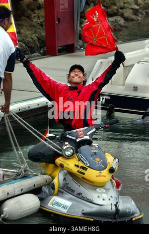 22 GIUGNO 2002 - FRANCOBOLLO, STATI UNITI - KRT US NEWS STORY SLUGGED: SEADOO-CROSSING KRT FOTO DI CANDACE BARBOT/MIAMI HERALD (FORT LAUDERDALE OUT) (GIUGNO 28) . Lo spagnolo Alvaro de Marichalar y Saenz de Tejeda celebra il 22 giugno 2002, dopo essere arrivato a Miami Beach, Florida, dopo aver attraversato l'Atlantico su una moto d'acqua personale Sea-Doo. (MI) NC KD BL 2002 (Vert) (gsb) (immagine di credito: © Miami Herald/mct/ZUMAPRESS.com) Foto Stock