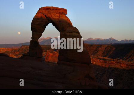 30 giugno 2002 - FRANCOBOLLO, Stati Uniti - KRT LA NOTIZIA degli Stati Uniti SLUGGED: YUCCAMOUNTAIN-MINING KRT FOTOGRAFIA DI CHUCK KENNEDY/KRT (8 luglio) Moon Rise Over delicate Arch nel Parco Nazionale degli Arches, Utah, 23 giugno 2002. Situato vicino al parco e alla città di Moab, Utah, si trovano 12 milioni di tonnellate di sporcizia radioattiva che il governo federale ha ereditato da un mulino di uranio in bancarotta (KRT) NC KD BL 2002 (Horiz.) (kn) (immagine di credito: © PHOTOGNOSOURCE/mct/ZUMAPRESS.com) Foto Stock