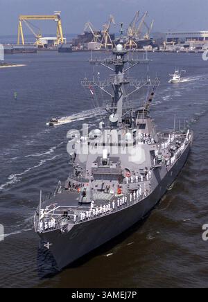 21 febbraio 2003 - Stati Uniti - KRT NOTIZIA americana SLUGGED: USSCOLE KRT FOTOGRAFIA DI NORTHROP GRUMMAN INGALL VIA BILOXI SUN HERALD (19 aprile) la USS Cole viene allontanata dal suo ormeggio a Northrop Grumman Ship Systems a Ingalls a Pascagoula, Mississippi, venerdì 19 aprile 2002 dopo il completamento delle riparazioni sulla nave dopo che è stata attaccata il 12 ottobre 2000 in Yemen. La nave tornerà al suo porto di casa a Norfolk, Virginia, dove tornerà alla flotta atlantica della Marina degli Stati Uniti. (BI) NC KD BL 2002 (Vert) (lde) (immagine di credito: © Biloxi Sun Herald/mct/ZUMAPRESS.com) Foto Stock