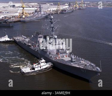 21 febbraio 2003 - Stati Uniti - KRT NOTIZIA americana SLUGGED: USSCOLE KRT FOTOGRAFIA DI NORTHROP GRUMMAN INGALL VIA BILOXI SUN HERALD (19 aprile) la USS Cole viene allontanata dal suo ormeggio a Northrop Grumman Ship Systems a Ingalls a Pascagoula, Mississippi, venerdì 19 aprile 2002 dopo il completamento delle riparazioni sulla nave dopo che è stata attaccata il 12 ottobre 2000 in Yemen. La nave tornerà al suo porto di casa a Norfolk, Virginia, dove tornerà alla flotta atlantica della Marina degli Stati Uniti. (BI) NC KD BL 2002 (Horiz) (lde) (immagine di credito: © Biloxi Sun Herald/mct/ZUMAPRESS.com) Foto Stock