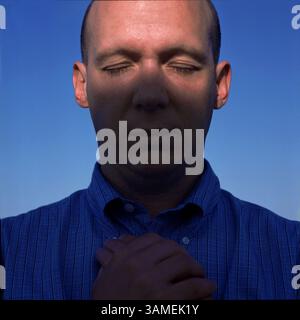 6 settembre 2002 - FRANCOBOLLO, Stati Uniti - KRT NOTIZIA americana SLUGGED: ATTACKS-JOURNEY-1 KRT FOTOGRAFIA DI CARMINE GALASSO/THE RECORD (6 settembre) Kevin Perry, di Ridgewood, New Jersey, un contabile di Morgan Stanley che ha lavorato al 70 ° piano del World Trade Center, ha difficoltà a dimenticare l'immagine di persone che cadono dall'edificio durante gli attacchi terroristici dell'11 settembre 2001. (HK) NC KD 2002 (Sq) (smd) (immagine di credito: © The record/mct/ZUMAPRESS.com) Foto Stock