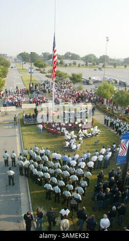 11 settembre 2002 - FRANCOBOLLO, Stati Uniti - KRT NOTIZIA americana SLUGGED: ATTACKS-AMERICA KRT FOTOGRAFIA DI NICK TOMECEK/COLUMBUS LEDGER-ENQUIRER (11 settembre) la bandiera americana vola a metà dello staff mercoledì 11 settembre 2002, di fronte al Civic Center di Columbus, Georgia, durante un servizio commemorativo per le vittime degli attentati terroristici dell'11 settembre 2001. (CO) NC KD 2002 (Vert) (smd) (immagine di credito: © Columbus Ledger-Enquirer/mct/ZUMAPRESS.com) Foto Stock