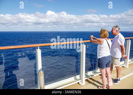Bahamas, nave da crociera NCL Breakaway della Norwegian Cruise Line, itinerario di 11 giorni dei Caraibi orientali, a bordo di una coppia donna anziana, pensionati, anziani Foto Stock