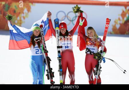 12 febbraio 2014 - Sochi, Russia - Tina Maze della Slovenia, all'estrema sinistra, e Dominique Gisin della Svizzera, centro, celebrano la medaglia d'oro nella Ladies' Downhill al Rosa Khutor Alpine Center alle Olimpiadi invernali di Sochi del 2014. Medaglia di bronzo Lara Gut della Svizzera all'estrema destra. (Immagine di credito: © Erich Schlegel/ZUMAPRESS.com) Foto Stock