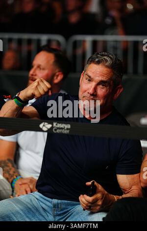 Miami, Florida, Miami, Florida, Stati Uniti. 12 aprile 2025. MIAMI, FL - 12 APRILE: Grant Cardone a UFC 314 - Volkanovski vs Lopes al Kesaya Center il 12 aprile 2025 a Miami, FL (foto di Louis Grasse/PxImages) (Credit Image: © Louis Grasse/PX Imagens via ZUMA Press Wire) SOLO PER USO EDITORIALE! Non per USO commerciale! Foto Stock
