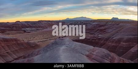 Splendido tramonto nel deserto sulle colline Bentonite della zona meridionale di San Rafael, vicino a Hanksville, Utah. Foto Stock