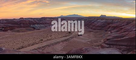 Splendido tramonto nel deserto sulle colline Bentonite della zona meridionale di San Rafael, vicino a Hanksville, Utah. Foto Stock