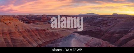 Splendido tramonto nel deserto sulle colline Bentonite della zona meridionale di San Rafael, vicino a Hanksville, Utah. Foto Stock