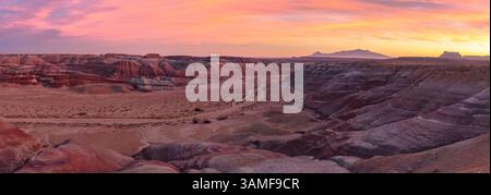 Splendido tramonto nel deserto sulle colline Bentonite della zona meridionale di San Rafael, vicino a Hanksville, Utah. Foto Stock