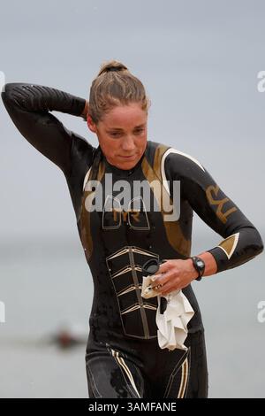 23 marzo 2014 - Melbourne, Victoria, Australia - REBEKAH KEAT (USA) conclude la tappa di nuoto all'IRONMAN Asia-Pacific Championship di Melbourne, Australia, domenica 23 marzo 2014. (Immagine di credito: © Sydney Low/ZUMAPRESS.com) Foto Stock