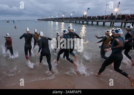 23 marzo 2014 - Melbourne, Victoria, Australia - i piloti Pro-Women iniziano la tappa di nuoto all'IRONMAN Asia-Pacific Championship di Melbourne, Australia, domenica 23 marzo 2014. (Immagine di credito: © Sydney Low/ZUMAPRESS.com) Foto Stock