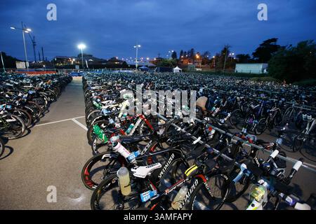 23 marzo 2014 - Melbourne, Victoria, Australia - le biciclette nell'area di transizione all'inizio dell'IRONMAN Asia-Pacific Championship a Melbourne, Australia, domenica 23 marzo 2014. (Immagine di credito: © Sydney Low/ZUMAPRESS.com) Foto Stock
