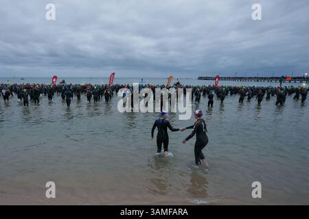 23 marzo 2014 - Melbourne, Victoria, Australia - i piloti della sezione Age iniziano la tappa di nuoto all'IRONMAN Asia-Pacific Championship di Melbourne, Australia, domenica 23 marzo 2014. (Immagine di credito: © Sydney Low/ZUMAPRESS.com) Foto Stock