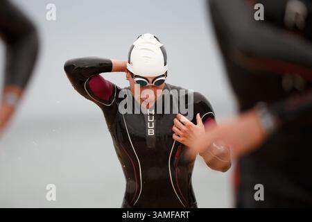 23 marzo 2014 - Melbourne, Victoria, Australia - CAROLINE STEFFEN (sui) chiude la tappa di nuoto al secondo posto al IRONMAN Asia-Pacific Championship di Melbourne, Australia, domenica 23 marzo 2014. (Immagine di credito: © Sydney Low/ZUMAPRESS.com) Foto Stock