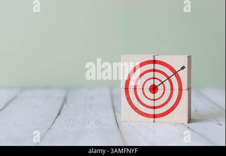 Icona di destinazione sulla parte superiore dei blocchi di legno con frecce in alto, 3D fasi del grafico a barre su sfondo blu, stile verticale, processo di crescita aziendale, profitto, Foto Stock