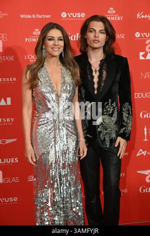 Britische Schauspielerin Elizabeth Hurley e ihr Sohn Damian Charles Hurley kommt zur Verleihung der 28. Spa Awards, Die SPA AWARDS sind die grössten deutschen Beauty- und Wellness Awards **** l'attrice britannica Elizabeth Hurley e suo figlio Damian Charles Hurley partecipano agli Spa Awards 28, i SPA AWARDS sono i più grandi premi tedeschi per la bellezza e il benessere Foto Stock