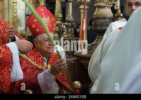 13 aprile 2014 - Gerusalemme, Israele - Mons. FOUAD TWAL, Patriarca Latino di Gerusalemme, conduce le funzioni della domenica delle Palme presso la Chiesa del Santo Sepolcro. (Immagine di credito: © Nir Alon/ZUMAPRESS.com) Foto Stock