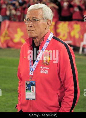 15 aprile 2014 - Melbourne, Victoria, Australia - l'allenatore di Guangzhou Evergrande Marcello Romeo Lippi prima dell'inizio della partita di gruppo G della Asian Champions League tra Melbourne Victory (AUS) e Guangzhou Evergrande (CHN) al Docklands Stadium di Melbourne, Australia. (Immagine di credito: © Theo Karanikos/ZUMAPRESS.com) Foto Stock