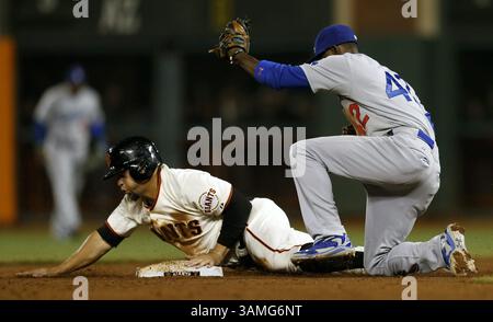 15 aprile 2014 - San Francisco, CA, USA - Juan Perez dei San Francisco Giants è taggato come seconda base dai Los Angeles Dodgers' Dee Gordon, giusto, nel sesto inning all'AT&T Park di San Francisco, California, martedì 15 aprile 2014. (Immagine di credito: © Nhat V. Meyer/MCT/ZUMAPRESS.com) Foto Stock
