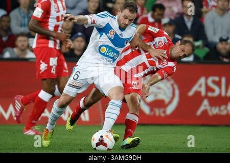 1 marzo 2014 - Melbourne, Victoria, Australia - Leigh BROXHAM della Vittoria vince la palla nel 21° round match tra Melbourne Heart e Melbourne Victory nella stagione australiana Hyundai A-League 2013-24 all'AAMI Park di Melbourne, Australia. (Immagine di credito: © Sydney Low/ZUMAPRESS.com) Foto Stock