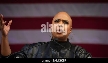 La deputata democratica, Ayanna Pressley, sul palco del municipio di Boston parlando con oltre 35.000 persone si è riunita per la dimostrazione mani libere il 5 aprile 2025. La manifestazione di Boston è stata una delle più di 1.200 proteste in tutti gli Stati Uniti contro l'attuale presidente degli Stati Uniti Donald Trump e Elon Musk. Foto Stock