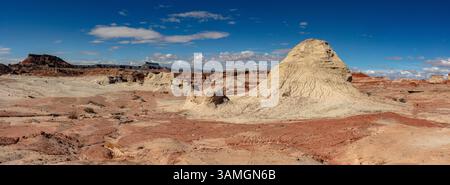 Le coloratissime Bentonite Hills nella parte meridionale di San Rafael si gonfiano vicino a Hanksville, Utah. Foto Stock
