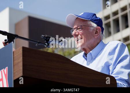 Los Angeles, Stati Uniti. 12 aprile 2025. Il senatore Bernie Sanders tiene un discorso ad una manifestazione ospitata da lui e dalla rappresentante Alexandria Ocasio-Cortez al Gloria Molina Grand Park nel centro di Los Angeles il 12 aprile 2025. Il raduno ha attirato 36.000 persone. Sia Sanders che il COA hanno parlato dei pericoli di questo momento politico e non è questo il momento di “disperare”. (Foto di Caylo Seals/Sipa USA) credito: SIPA USA/Alamy Live News Foto Stock