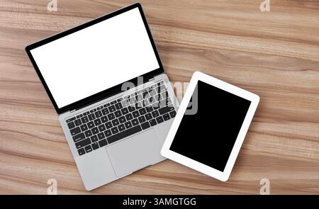 Flatlay di laptop, telefono cellulare e tablet con schermo vuoto Foto Stock