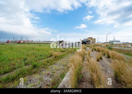Carrozze ferroviarie passeggeri distrutte, fatiscenti e abbandonate accanto alla stazione ferroviaria in disuso nella città di Barreiro-Portogallo. Foto Stock